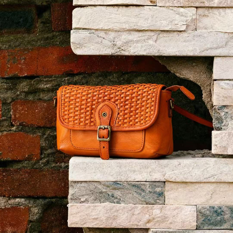 Moteriška kryžminė rankinė iš aukštos kokybės veršienos odos, rankų darbo austas, užtrauktuko kišenė, medvilninis pamušalas