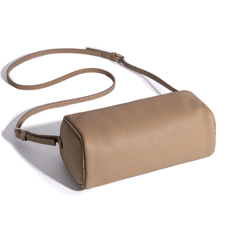 Prava koža cilindrična crossbody torba sa zatvaračem, uličnog stila, koža prvog sloja, unutarnje džepovi za zip, telefon i ID, podstava poliester-bavna, podesivi remen, Roewe