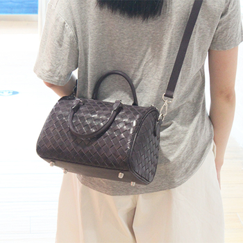 Geantă crossbody din piele naturală de vițel, țesută manual, formă de pernă, căptușeală poliester-cotton, închidere cu fermoar