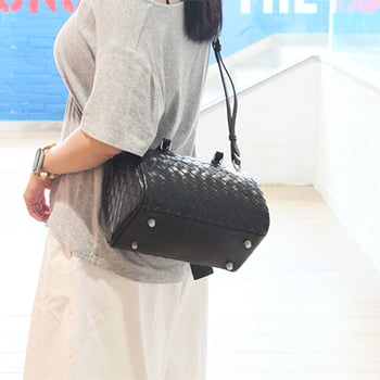 Geantă crossbody din piele naturală de vițel, țesută manual, formă de pernă, căptușeală poliester-cotton, închidere cu fermoar