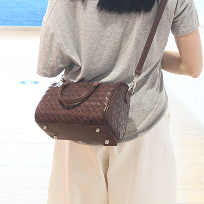 Geantă crossbody din piele naturală de vițel, țesută manual, formă de pernă, căptușeală poliester-cotton, închidere cu fermoar