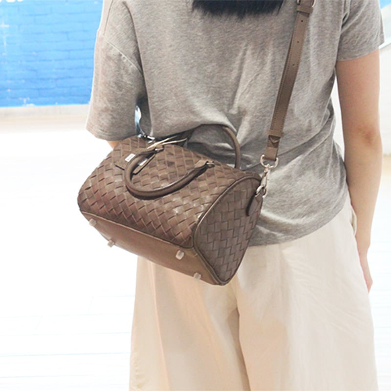 Geantă crossbody din piele naturală de vițel, țesută manual, formă de pernă, căptușeală poliester-cotton, închidere cu fermoar