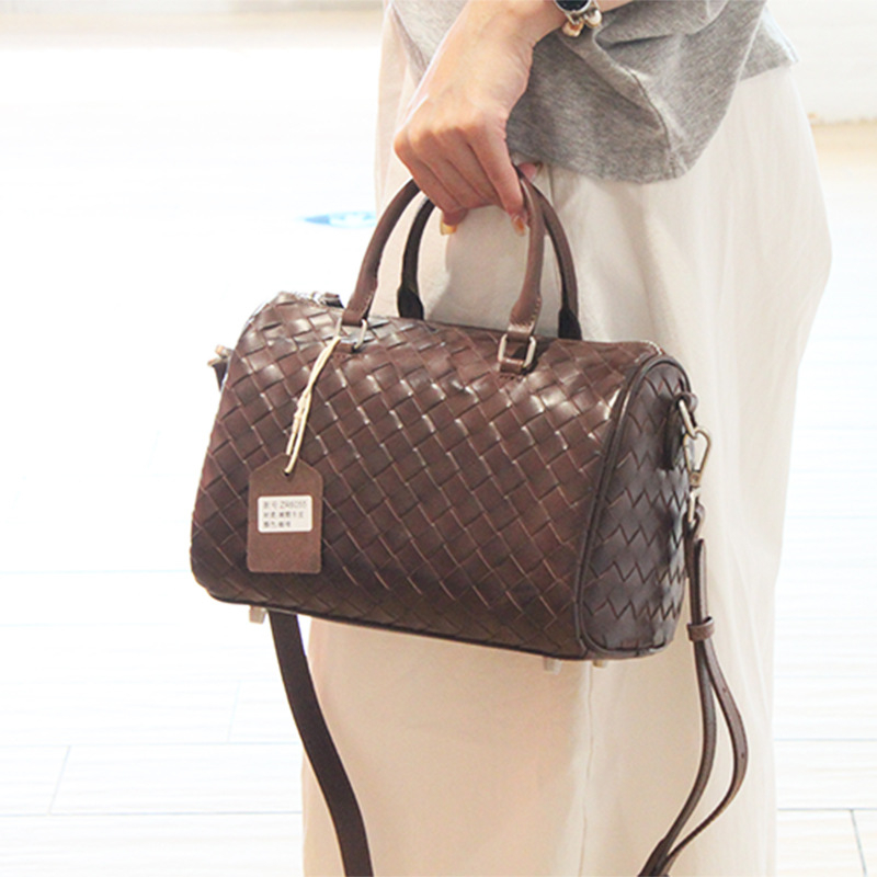 Geantă crossbody din piele naturală de vițel, țesută manual, formă de pernă, căptușeală poliester-cotton, închidere cu fermoar