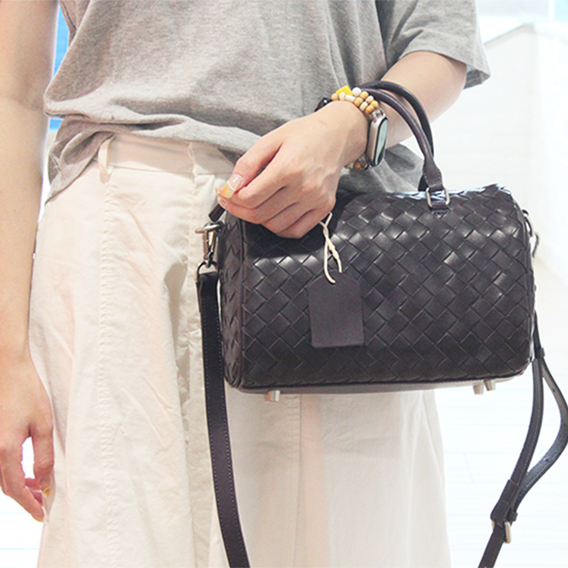 Geantă crossbody din piele naturală de vițel, țesută manual, formă de pernă, căptușeală poliester-cotton, închidere cu fermoar