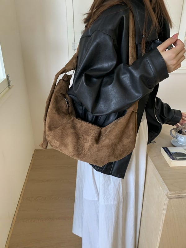 Dumpling-oblika velur crossbody torba za žene, sa zatvaračem na zip i skrivenim džepom za telefon