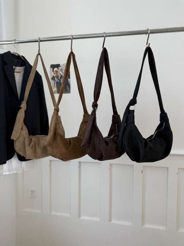 Dumpling-oblika velur crossbody torba za žene, sa zatvaračem na zip i skrivenim džepom za telefon