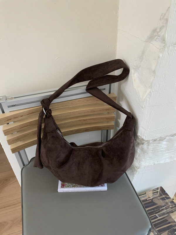 Dumpling-oblika velur crossbody torba za žene, sa zatvaračem na zip i skrivenim džepom za telefon
