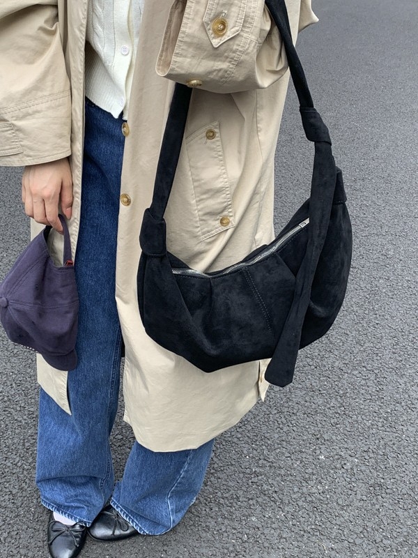 Dumpling-oblika velur crossbody torba za žene, sa zatvaračem na zip i skrivenim džepom za telefon