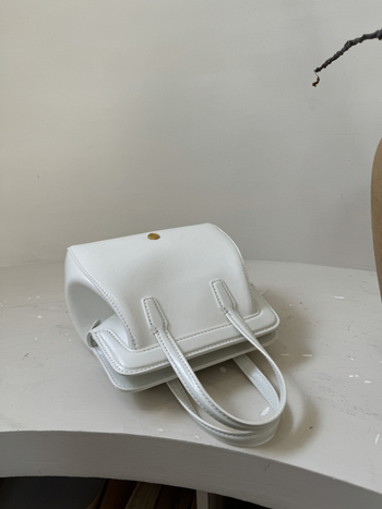 Rucsac din piele naturală cu piele de vițel din al doilea strat, siluetă în formă de cochilie, închidere cu fermoar, spații interioare: buzunar ascuns cu fermoar, buzunar pentru telefon, buzunar pentru ID