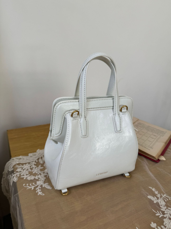 Rucsac din piele naturală cu piele de vițel din al doilea strat, siluetă în formă de cochilie, închidere cu fermoar, spații interioare: buzunar ascuns cu fermoar, buzunar pentru telefon, buzunar pentru ID