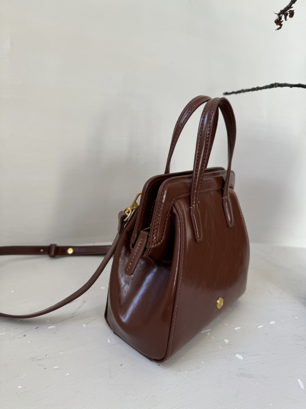 Rucsac din piele naturală cu piele de vițel din al doilea strat, siluetă în formă de cochilie, închidere cu fermoar, spații interioare: buzunar ascuns cu fermoar, buzunar pentru telefon, buzunar pentru ID