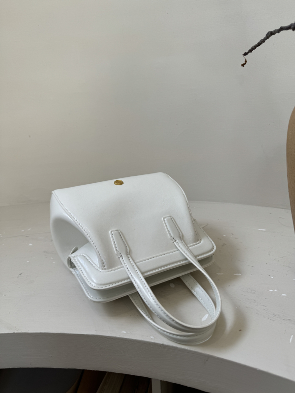 Rucsac din piele naturală cu piele de vițel din al doilea strat, siluetă în formă de cochilie, închidere cu fermoar, spații interioare: buzunar ascuns cu fermoar, buzunar pentru telefon, buzunar pentru ID