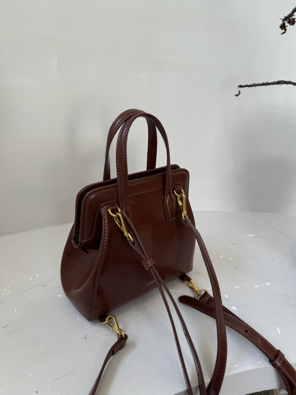 Rucsac din piele naturală cu piele de vițel din al doilea strat, siluetă în formă de cochilie, închidere cu fermoar, spații interioare: buzunar ascuns cu fermoar, buzunar pentru telefon, buzunar pentru ID