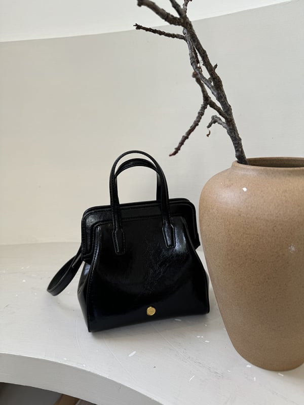 Rucsac din piele naturală cu piele de vițel din al doilea strat, siluetă în formă de cochilie, închidere cu fermoar, spații interioare: buzunar ascuns cu fermoar, buzunar pentru telefon, buzunar pentru ID