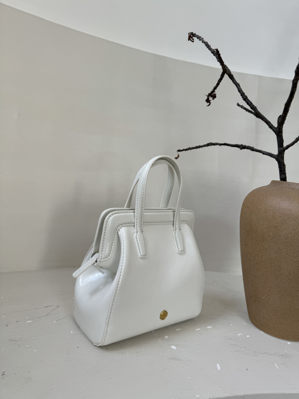 Rucsac din piele naturală cu piele de vițel din al doilea strat, siluetă în formă de cochilie, închidere cu fermoar, spații interioare: buzunar ascuns cu fermoar, buzunar pentru telefon, buzunar pentru ID