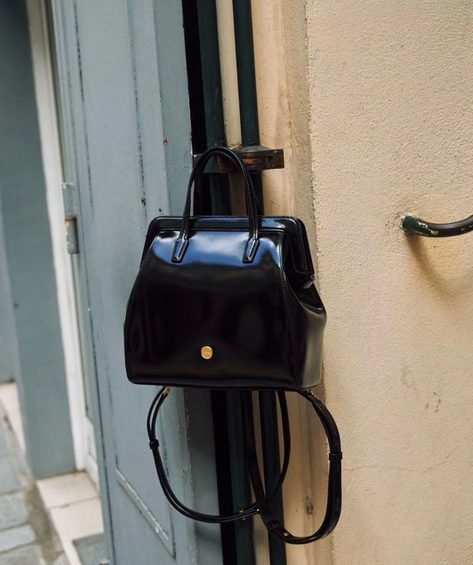 Rucsac din piele naturală cu piele de vițel din al doilea strat, siluetă în formă de cochilie, închidere cu fermoar, spații interioare: buzunar ascuns cu fermoar, buzunar pentru telefon, buzunar pentru ID