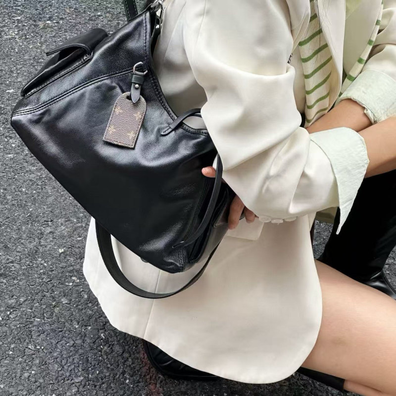 Crossbody torba — Ulični stil, prava koža, vodoravni kvadratni oblik, PU podstava, unutarnja struktura: džep za telefon i laminirani džep sa zatvaračem