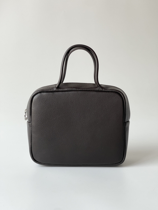 Ženska kvadratna crossbody torba od kože najviše kvalitete, uspravni oblik, zatvarač, podstava od sintetičke kože, jedan remen