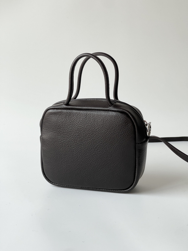 Ženska kvadratna crossbody torba od kože najviše kvalitete, uspravni oblik, zatvarač, podstava od sintetičke kože, jedan remen