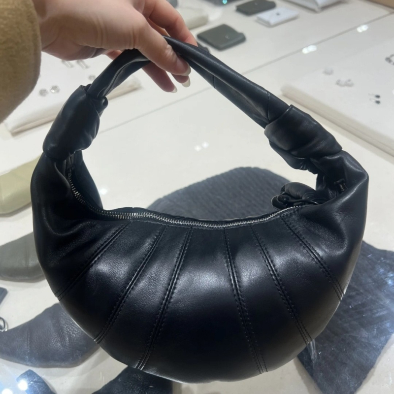 Mini kroasan torba, od prvog sloja ovčje kože, oblik knedle, zatvarač, poliester podstava
