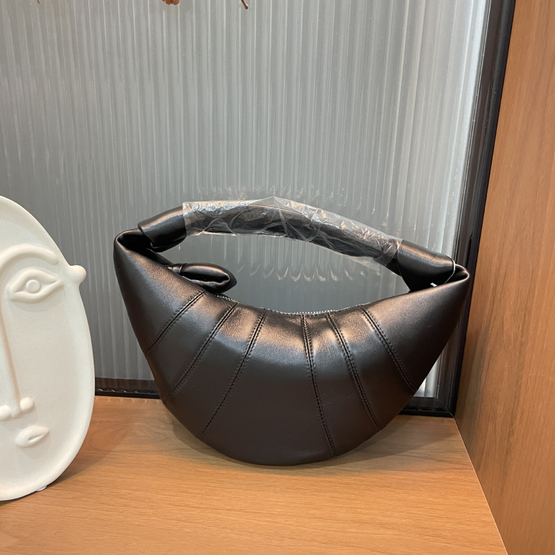 Mini kroasan torba, od prvog sloja ovčje kože, oblik knedle, zatvarač, poliester podstava