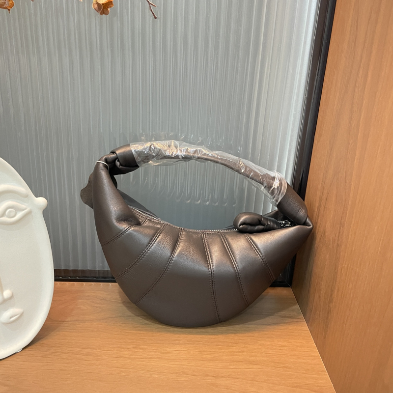 Mini kroasan torba, od prvog sloja ovčje kože, oblik knedle, zatvarač, poliester podstava
