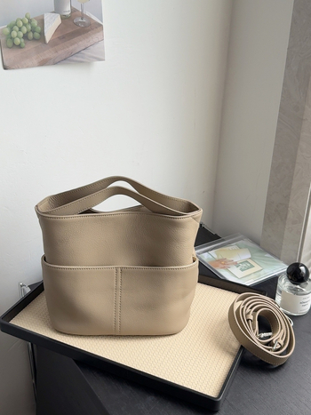 Bucket torba u urbanom minimalističkom stilu, prava koža, prvi sloj teleće kože, magnetsko zatvaranje, podstava od poliestera i pamuka, skriveni džep sa zatvaračem i džep za karticu