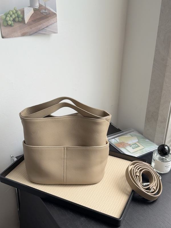 Bucket torba u urbanom minimalističkom stilu, prava koža, prvi sloj teleće kože, magnetsko zatvaranje, podstava od poliestera i pamuka, skriveni džep sa zatvaračem i džep za karticu