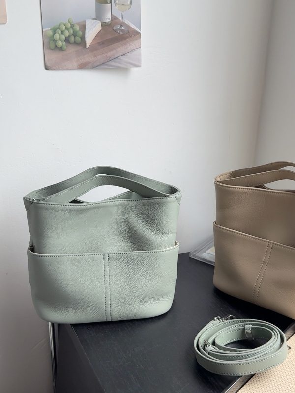 Bucket torba u urbanom minimalističkom stilu, prava koža, prvi sloj teleće kože, magnetsko zatvaranje, podstava od poliestera i pamuka, skriveni džep sa zatvaračem i džep za karticu
