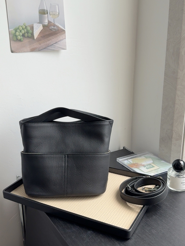 Bucket torba u urbanom minimalističkom stilu, prava koža, prvi sloj teleće kože, magnetsko zatvaranje, podstava od poliestera i pamuka, skriveni džep sa zatvaračem i džep za karticu