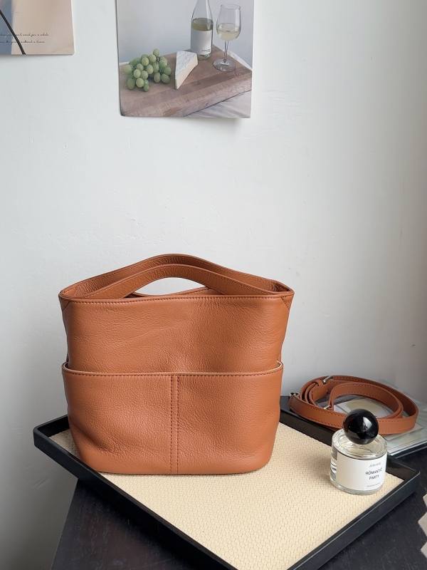 Bucket torba u urbanom minimalističkom stilu, prava koža, prvi sloj teleće kože, magnetsko zatvaranje, podstava od poliestera i pamuka, skriveni džep sa zatvaračem i džep za karticu