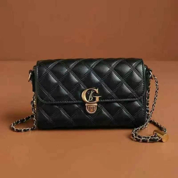 Crossbody torbica s teksturiranom kožom, detalj rombo lančane, kvadratni oblik, preklopni otvor, džep za telefon