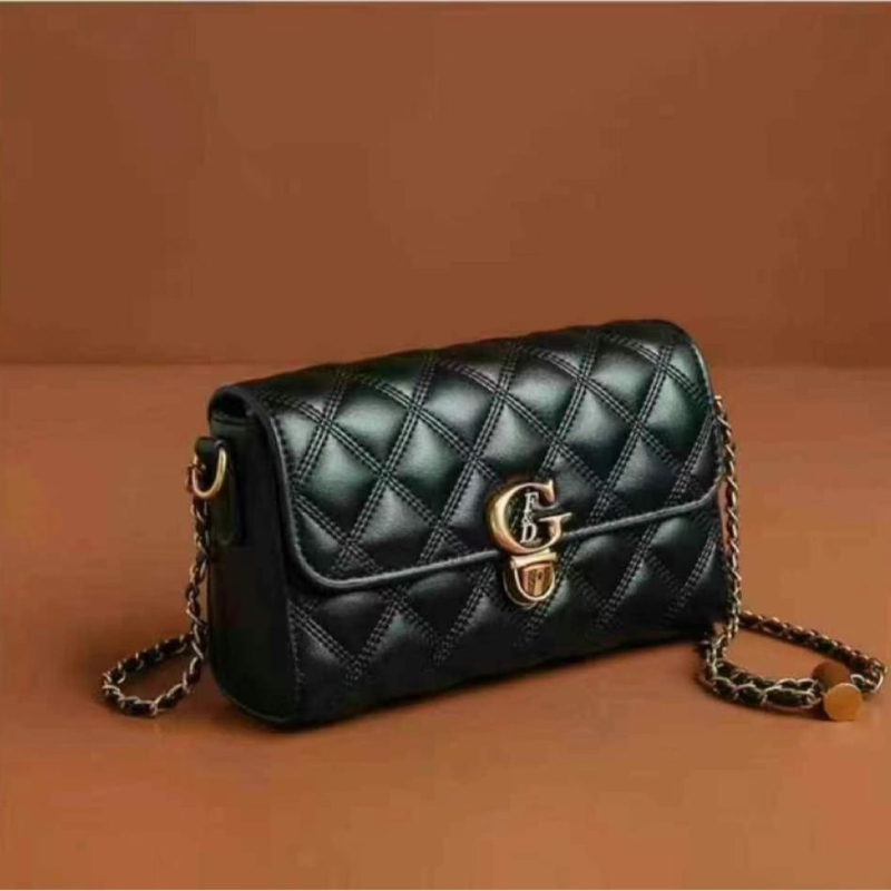 Crossbody torbica s teksturiranom kožom, detalj rombo lančane, kvadratni oblik, preklopni otvor, džep za telefon