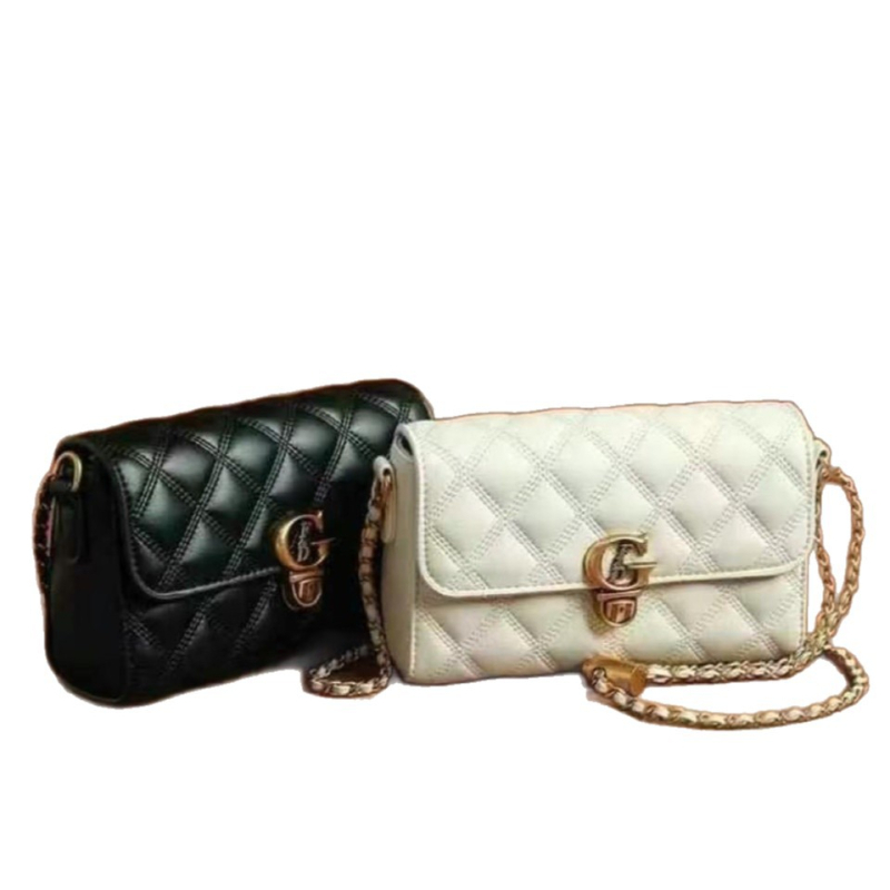 Crossbody torbica s teksturiranom kožom, detalj rombo lančane, kvadratni oblik, preklopni otvor, džep za telefon