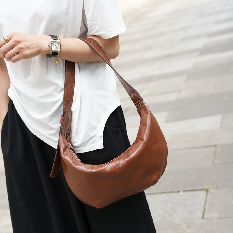 Moteriška pečių rankinė gatvės stiliaus, dumpling formos oda iš pirmojo sluoksnio, užtrauktukas užsegimas, vidinė laminuota kišenė