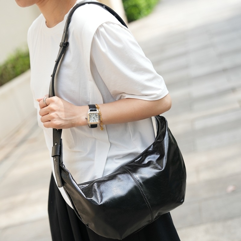 Moteriška pečių rankinė gatvės stiliaus, dumpling formos oda iš pirmojo sluoksnio, užtrauktukas užsegimas, vidinė laminuota kišenė