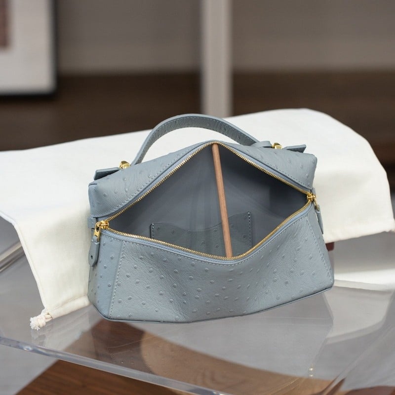 Valódi bőr női táska strucc mintával, box táska, városi minimalist stílus, cipzáras zárás