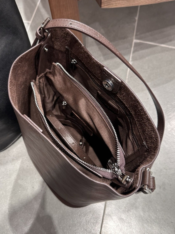 Bucket torba od koze bikovine obrađene biljnom metodom, gradski minimalistički stil, magnetsko zatvaranje, unutarnji pretinci: pretinac sa zipom, pretinac za mobitel, pretinac za dokumente