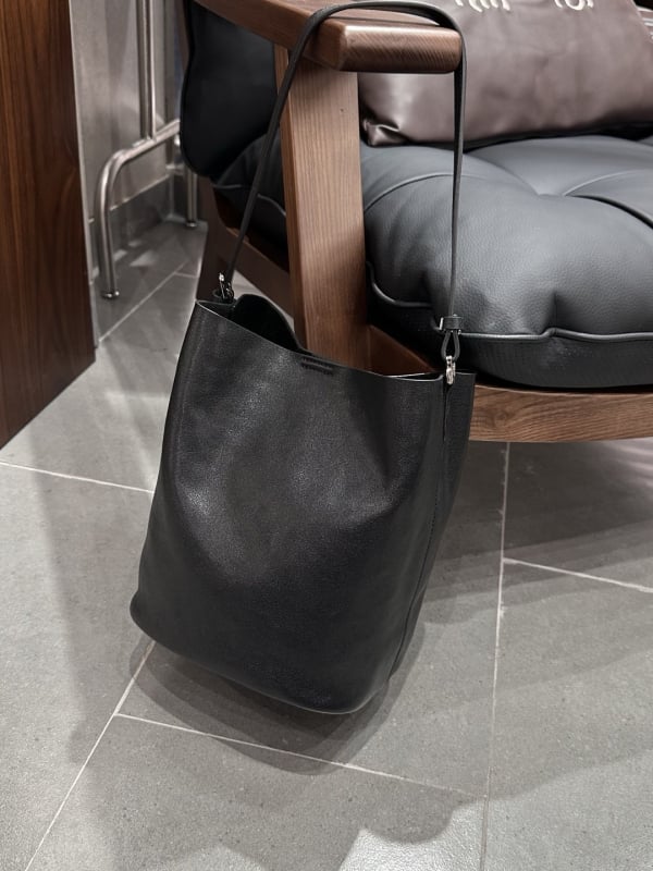 Bucket torba od koze bikovine obrađene biljnom metodom, gradski minimalistički stil, magnetsko zatvaranje, unutarnji pretinci: pretinac sa zipom, pretinac za mobitel, pretinac za dokumente
