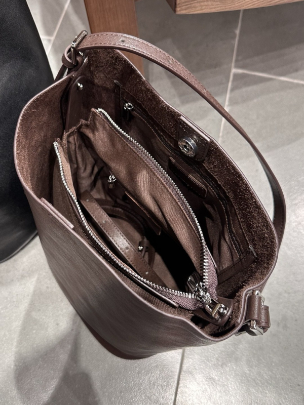 Bucket torba od koze bikovine obrađene biljnom metodom, gradski minimalistički stil, magnetsko zatvaranje, unutarnji pretinci: pretinac sa zipom, pretinac za mobitel, pretinac za dokumente