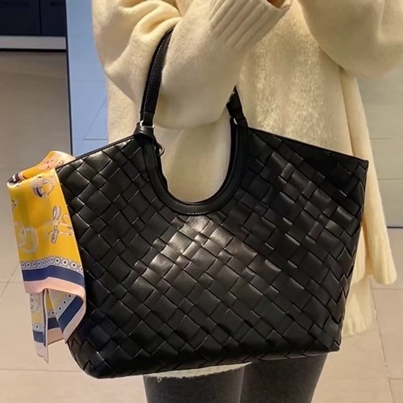 Tote torba od prave kože - gradski stil, unutarnja podstava od sintetičke kože, ljeto 2025