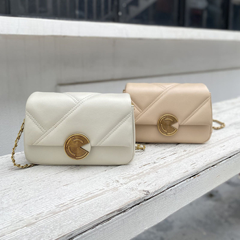 Crossbody torba od prave kože, horizontalno kvadratnog oblika, magnetska kopča, unutarnji džepovi: zip, džep za telefon, džep za ID, jedan remen