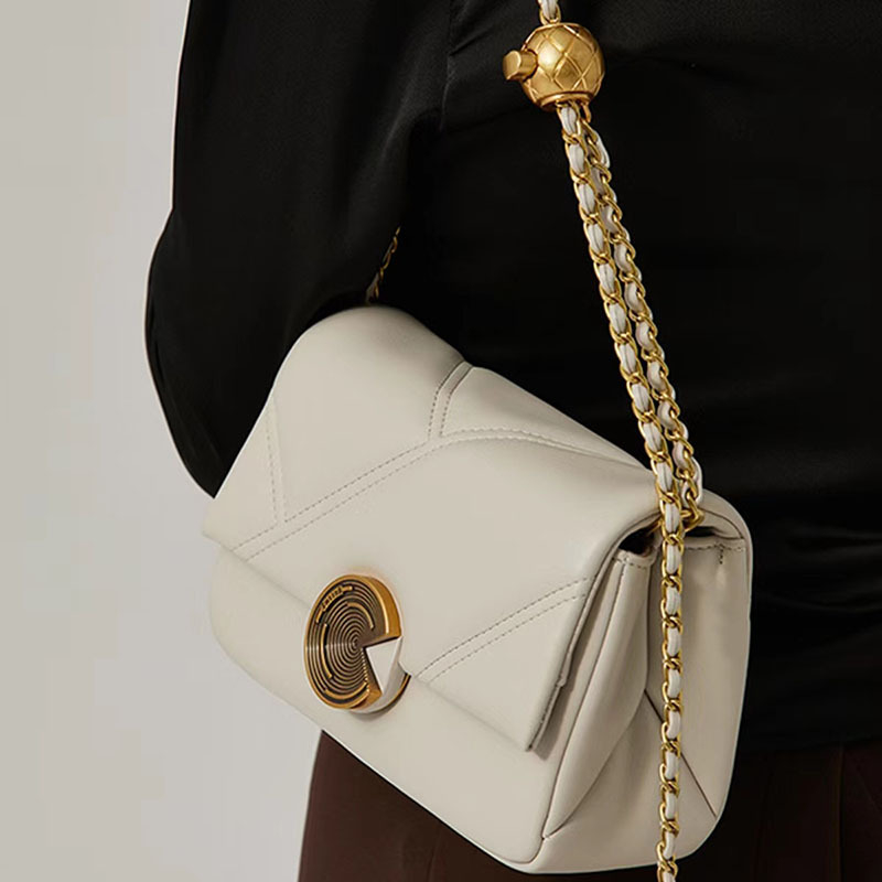 Crossbody torba od prave kože, horizontalno kvadratnog oblika, magnetska kopča, unutarnji džepovi: zip, džep za telefon, džep za ID, jedan remen
