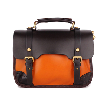 Valódi bőrből készült crossbody táska, első réteg marhabőrből, vízszintes négyszögletes forma, zárófedéllel, belső cipzáros zseb és személyazonosító zseb