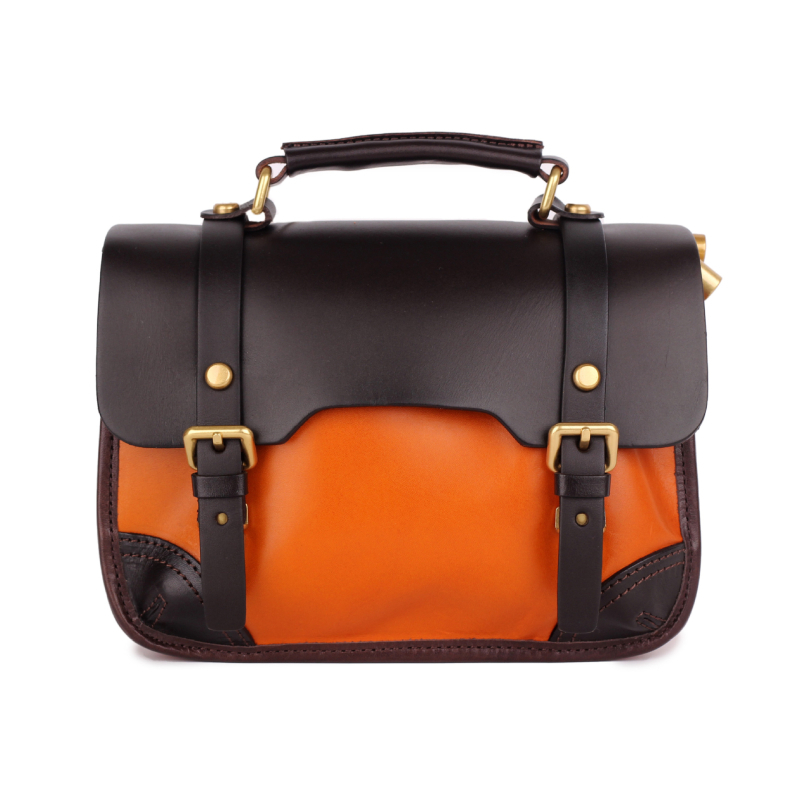 Valódi bőrből készült crossbody táska, első réteg marhabőrből, vízszintes négyszögletes forma, zárófedéllel, belső cipzáros zseb és személyazonosító zseb