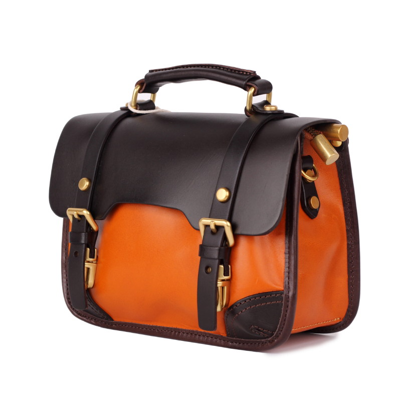 Valódi bőrből készült crossbody táska, első réteg marhabőrből, vízszintes négyszögletes forma, zárófedéllel, belső cipzáros zseb és személyazonosító zseb