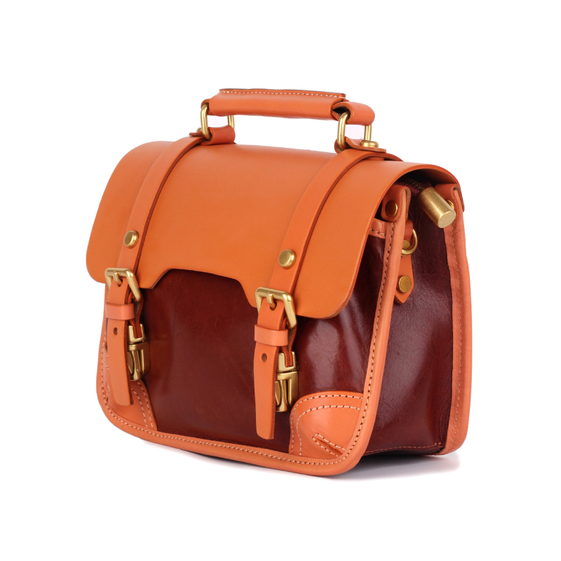 Valódi bőrből készült crossbody táska, első réteg marhabőrből, vízszintes négyszögletes forma, zárófedéllel, belső cipzáros zseb és személyazonosító zseb