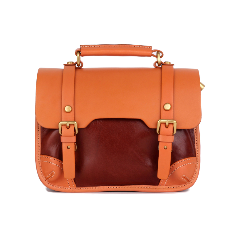 Valódi bőrből készült crossbody táska, első réteg marhabőrből, vízszintes négyszögletes forma, zárófedéllel, belső cipzáros zseb és személyazonosító zseb