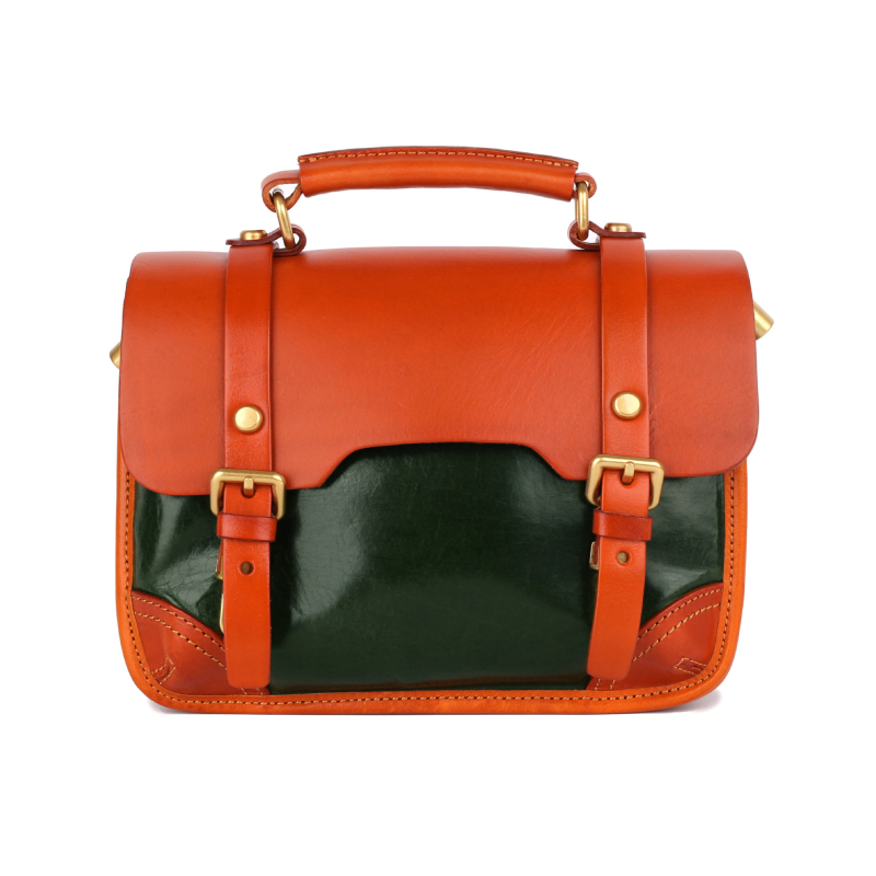 Valódi bőrből készült crossbody táska, első réteg marhabőrből, vízszintes négyszögletes forma, zárófedéllel, belső cipzáros zseb és személyazonosító zseb