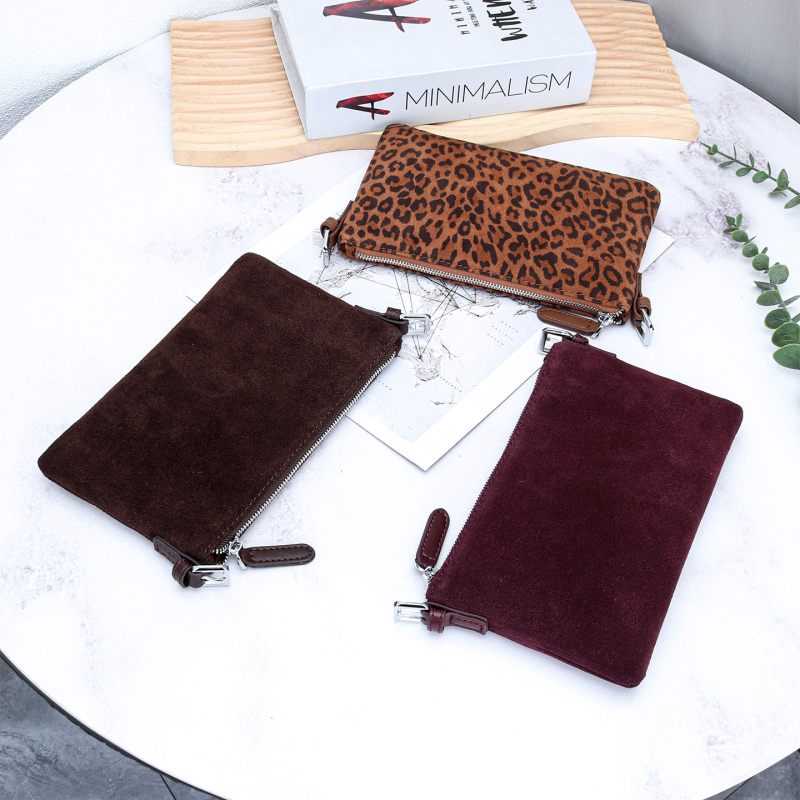 Kožna torba preko ramena s leopard uzorkom, od prve sloje teleće kože, horizontalni kvadratni oblik, zatvaranje na zip, unutarnji džepovi: zip, džep za telefon, dokumente, model Yt-2338